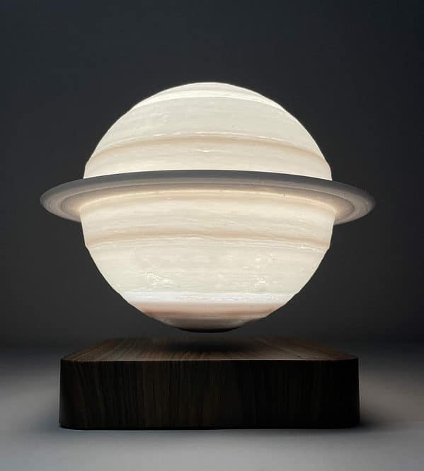 Levitující Saturn
